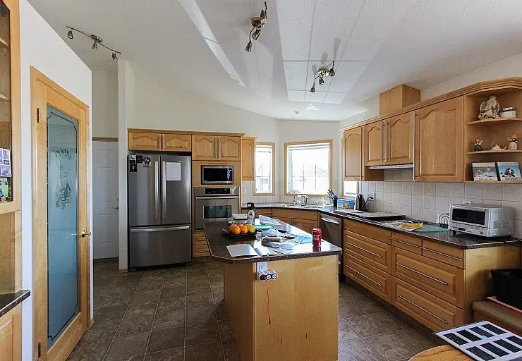 Kitchen before a Jayco renovation