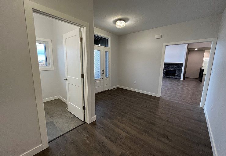 Custom Everest I Prairie Edition — spacious entrance connecting the home’s main living areas